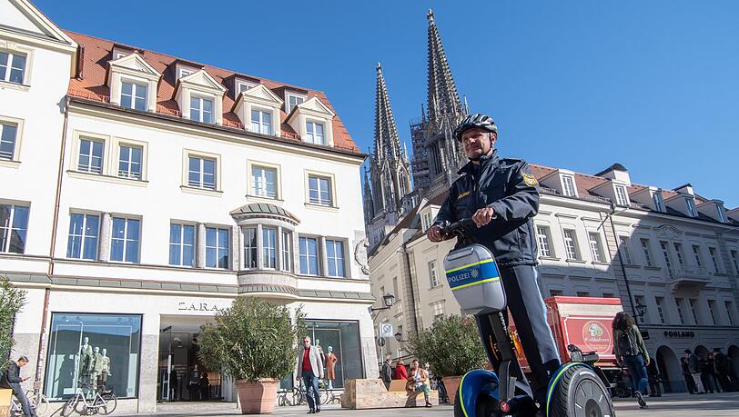 Flott unterwegs: Die Polizei in Bayern ist nun auch auf Segways unterwegs. Flott unterwegs: Die Polizei in Bayern ist nun auch auf Segways unterwegs.