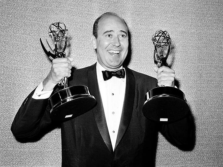 Carl Reiner mit zwei Emmys, die ihm als bester Komödienschreiber für die "Dick Van Dyke Show" 1663 verliehen wurden.