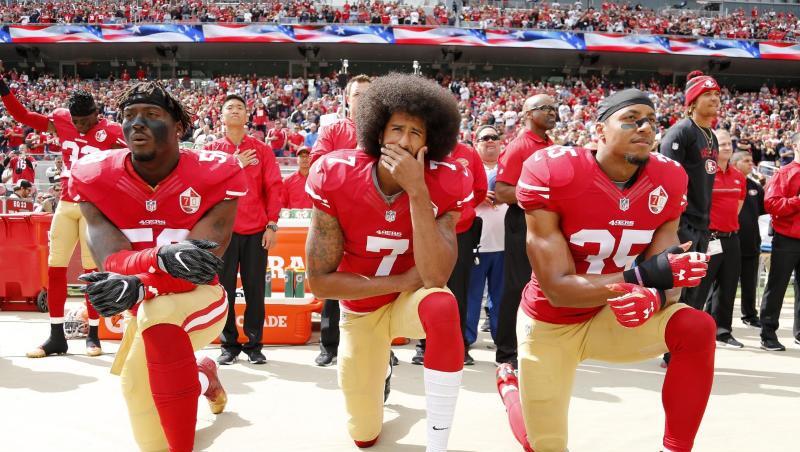 Colin Kaepernick (M), Eli Harold (l) und Eric Reid von den San Francisco 49ers knien 2016 beim Abspielen der US-Nationalhymne. Colin Kaepernick (M), Eli Harold (l) und Eric Reid von den San Francisco 49ers knien 2016 beim Abspielen der US-Nationalhymne.