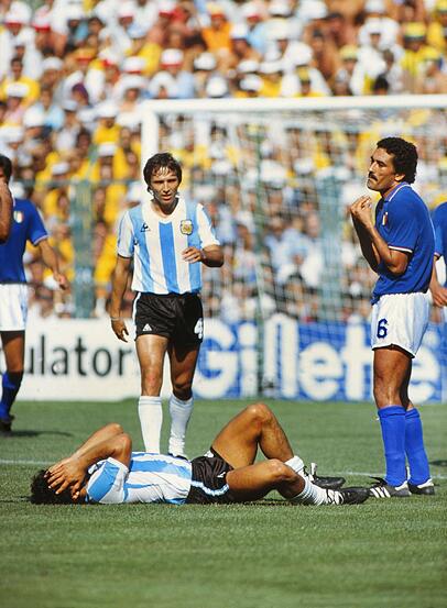 Oft Freiwild: Maradona brutal gefoult von Italiens Gentile. Oft Freiwild: Maradona brutal gefoult von Italiens Gentile.