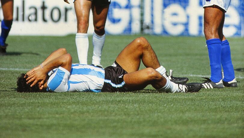 Oft Freiwild: Maradona brutal gefoult von Italiens Gentile. Oft Freiwild: Maradona brutal gefoult von Italiens Gentile.