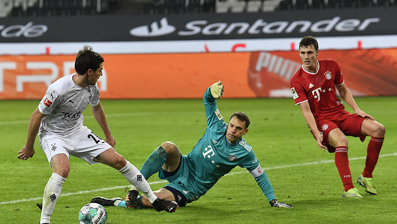 Hinten viel zu tun: Benjamin Pavard (r.) und Manuel Neuer gegen Gladbachs Jonas Hoffmann.