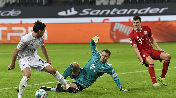 Hinten viel zu tun: Benjamin Pavard (r.) und Manuel Neuer gegen Gladbachs Jonas Hoffmann.