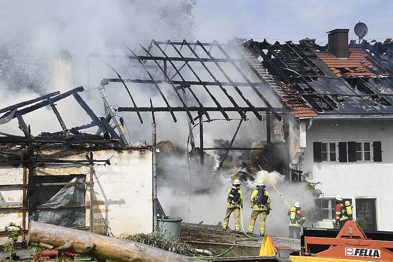 Etwa zehn Feuerwehren aus den Landkreisen Tölz, Starnberg und Weilheim bekämpften den Großbrand in der Nähe des Ostufers vom Starnberger See.