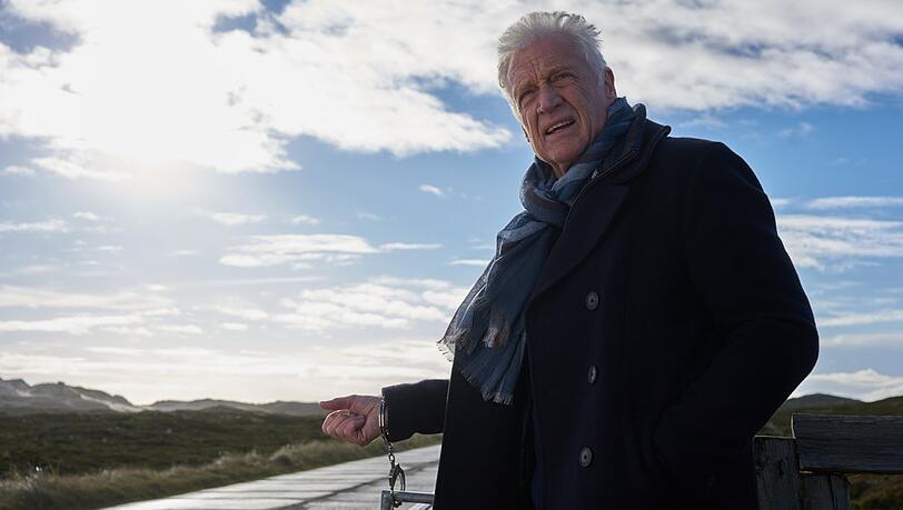 "Nord Nord Mord: Clüver und der König von Sylt": Hauptkommissar Theo Clüver (Robert Atzorn) wurde hereingelegt und mit Handschellen gefesselt.