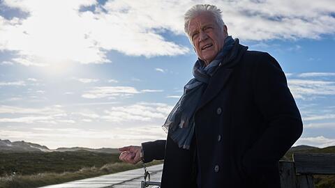 "Nord Nord Mord: Clüver und der König von Sylt": Hauptkommissar Theo Clüver (Robert Atzorn) wurde hereingelegt und mit Handschellen gefesselt.