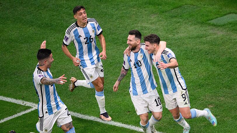 Argentiniens Julian Alvarez (r) jubelt nach einem Tor mit Lautaro Martínez (l-r), Nahuel Molina und Lionel Messi.