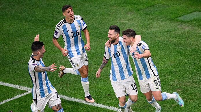 Argentiniens Julian Alvarez (r) jubelt nach einem Tor mit Lautaro Martínez (l-r), Nahuel Molina und Lionel Messi.