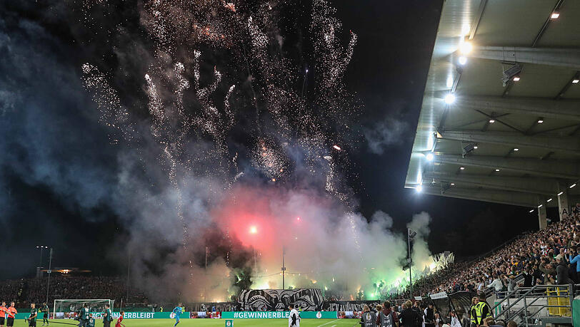 Feuerwerk auf den Rängen: Die Münster-Fans zündeten reichlich Pyrotechnik.