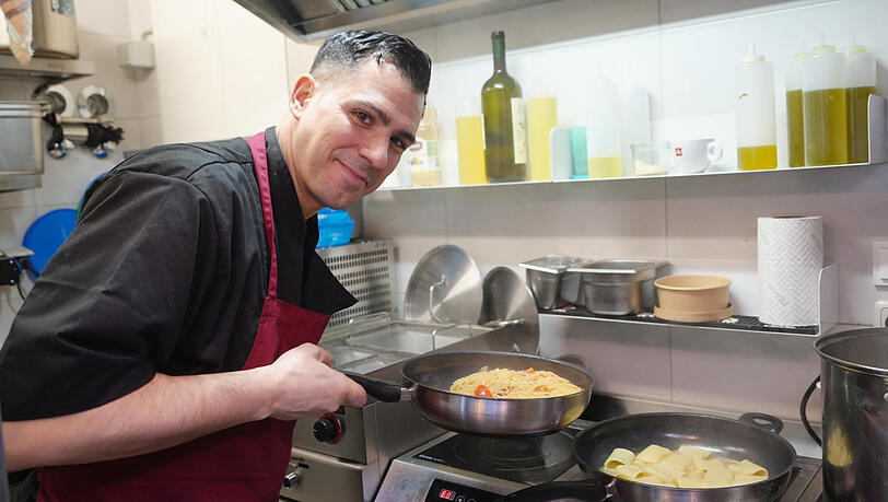 Kochen in so einer kleinen Küche? D'Amato weiß nicht, wie er es immer wieder schafft, aber es haut hin.