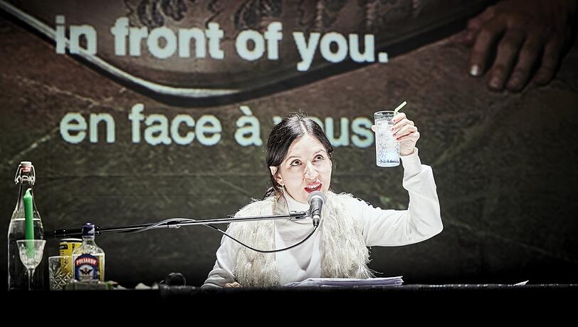 Noch kann Carolina Bianchi mit dem Publikum sprechen, doch das wird sich nach der Einnahme der K.-o.-Tropfen bald ändern (Aufführung im Volkstheater, 27. April, 19 Uhr, ab 18 Jahren). Noch kann Carolina Bianchi mit dem Publikum sprechen, doch das wird sich nach der Einnahme der K.-o.-Tropfen bald ändern (Aufführung im Volkstheater, 27. April, 19 Uhr, ab 18 Jahren).