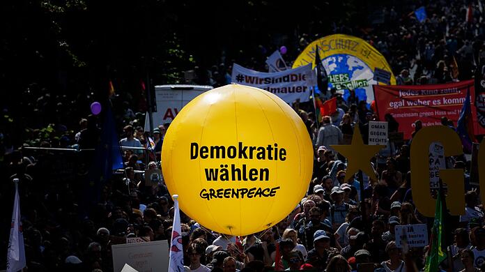 Einen Tag vor der Europawahl zieht es Tausende Menschen in Berlin auf die Straße, um ein Zeichen gegen rechts zu setzen.