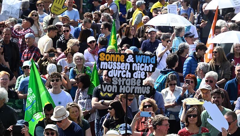 Mehrere tausend Menschen versammelten sich in M&uuml;nchen bei einer &Ouml;kostrom-Kundgebung gegen die Sparpl&auml;ne von Bundeswirtschaftsministerin Katharina Reiche.