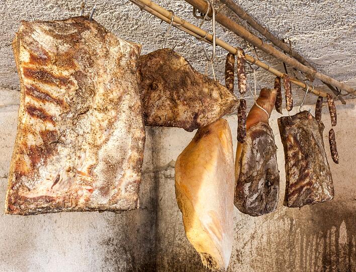 Besonders bei Fleisch und Wurst sollte man auf Schimmel achten. Im Zweifel ist es besser, diese Produkte sofort zu entsorgen. Eine Ausnahme gibt es jedoch: Luftgetrocknete Wurst wie Edelsalami oder ganzer Parmaschinken kann gerettet werden. Befallene Stellen sollten gro&szlig;z&uuml;gig entfernt und der Rest zeitnah verzehrt werden.