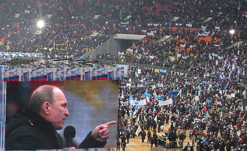 Zehntausende demonstrieren in Moskau für Putin: Bei den Wahlen am 4. März will er sich für eine dritte Amtszeit zum Präsidenten wählen lassen. Zwar bestehen kaum Zweifel an seinem Wahlsieg, doch erstmals seit seinem Aufstieg an die Staatsspitze im Jahr 2000 sieht er sich seit einigen Monaten mit einer breiten Oppositionsbewegung konfrontiert.