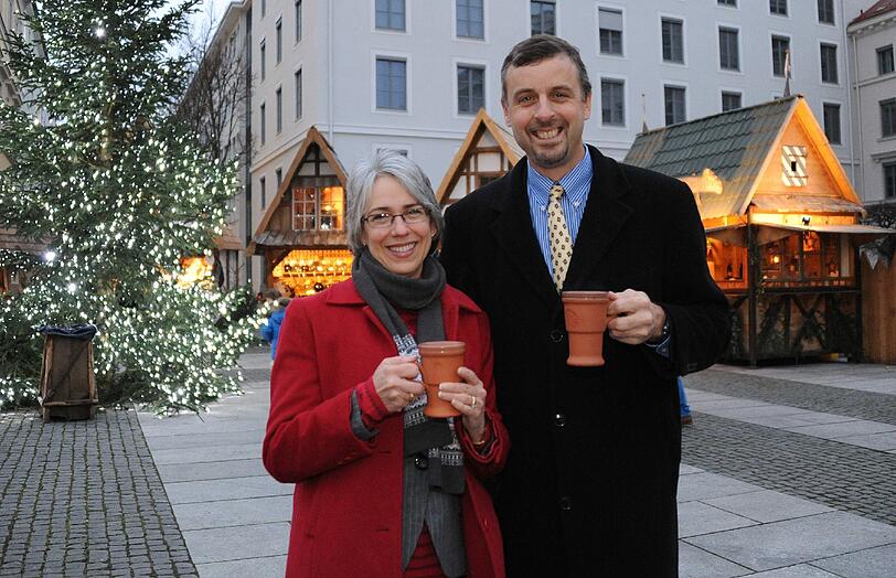 Bill Moeller mag die Münchner Weihnachtsmärkte. Wir trafen ihn und seine Frau Nancy auf einen mittelalterlichen Kelch &bdquo;Drachenglut&ldquo; am Wittelsbacherplatz.
