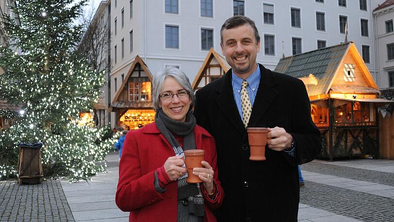 Bill Moeller mag die Münchner Weihnachtsmärkte. Wir trafen ihn und seine Frau Nancy auf einen mittelalterlichen Kelch „Drachenglut“ am Wittelsbacherplatz. Bill Moeller mag die Münchner Weihnachtsmärkte. Wir trafen ihn und seine Frau Nancy auf einen mittelalterlichen Kelch „Drachenglut“ am Wittelsbacherplatz.