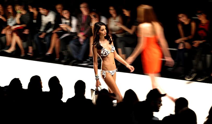 Bereits am Montag präsentierten heiße Models die Mode für das kommende Jahr.