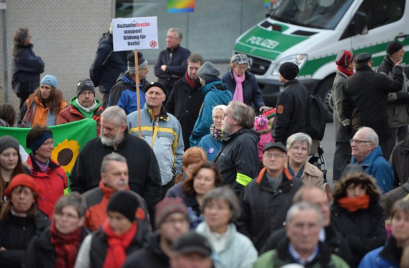 &bdquo;Wir gedenken der Opfer und nicht der Täter&ldquo;. Unter diesem Motte haben am Samstag etwa 300 Menschen in Wunsiedel
gegen einen Nazi-Aufmarsch protestiert. Die Bilder von der Demo!