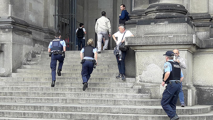 Polizisten stürmen den Berliner Dom.