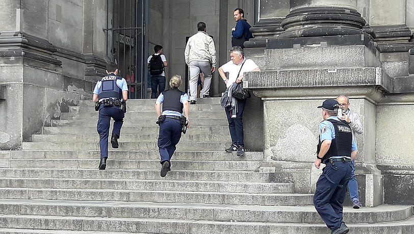Polizisten stürmen den Berliner Dom. Polizisten stürmen den Berliner Dom.