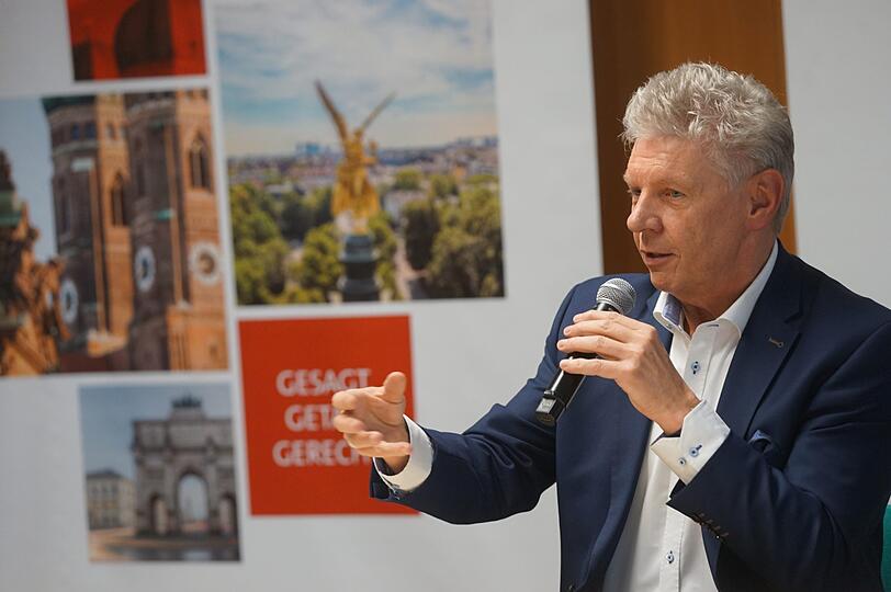 Oberbürgermeister Dieter Reiter bei seinem Pressegespräch am Montag.