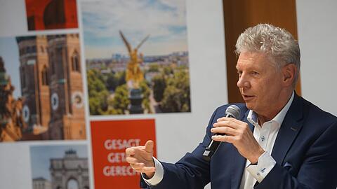 Oberbürgermeister Dieter Reiter bei seinem Pressegespräch am Montag.