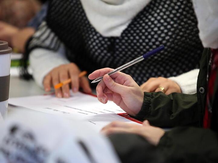 In Mainz lernen Teilnehmerinnen eines Integrationskurses Deutsch.