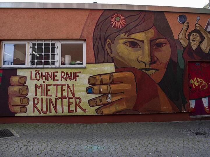 Wandbild in Berlin-Kreuzberg: "Löhne rauf Mieten runter".