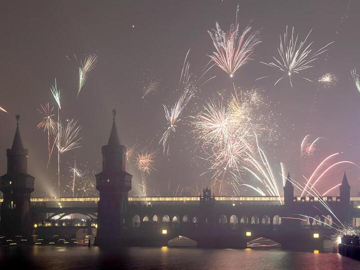 Raketen steigen hinter der Berliner Oberbaumbrücke in den Himmel. Hier war der Feinstaubgehalt der Luft bundesweit am höchsten.