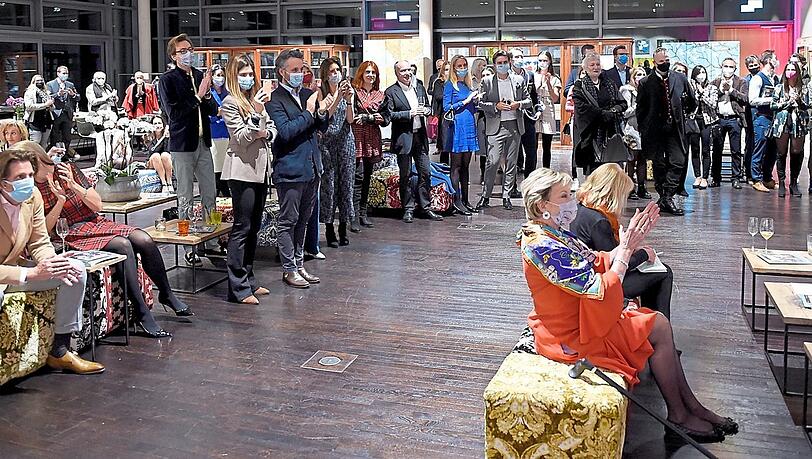 Ungewöhnliche Momentaufnahme: Antje-Katrin Kühnemann (M., auf dem Hocker) sitzt beim Kunst-Fest mit großem Abstand zu den anderen Gästen. Sie ist gerne kurz dabei, passt aber extrem auf. Ungewöhnliche Momentaufnahme: Antje-Katrin Kühnemann (M., auf dem Hocker) sitzt beim Kunst-Fest mit großem Abstand zu den anderen Gästen. Sie ist gerne kurz dabei, passt aber extrem auf.