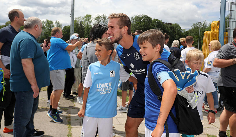 Bitte recht freundlich: 1860-Torwart Marco Hiller mit jungen Fans.