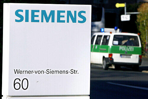 Ermittler der Soko &bdquo;Amigo&ldquo; durchsuchten in der AUB-Affäre bayernweit 70 Anwesen, hier ein Siemens-Bürohaus in Erlangen.