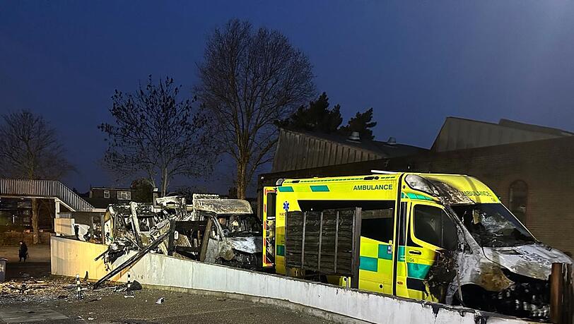Ein Brandanschlag auf den Rettungsdienst einer j&uuml;dischen Gemeinde versetzt London in einen Schockzustand.