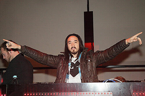 Plattendreher Steve Aoki rockte als erster DJ Deutschlands frisch renovierten (berühmtesten, elitärsten, tollsten, besten, coolsten,...) Club!