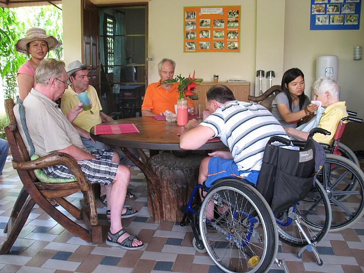 Pflege in Asien: Bei Chiang Mai in Thailand hat der Schweizer Martin Woodtli ein Demenzdorf für Westeuropäer aufgebaut. 30 Pflegerinnen kümmern sich dort um maximal zwölf Senioren.