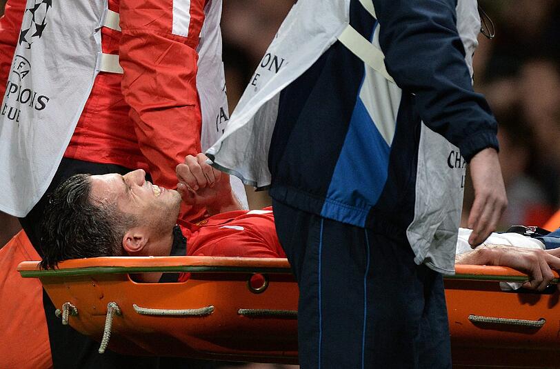 Robin van Persie verletzte sich im Spiel gegen Olympiakos Piräus kurz vor dem Schlusspfiff. Die Verletzung ist ernster, als zuerst angenommen.