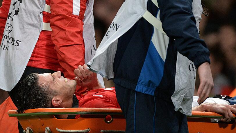 Robin van Persie verletzte sich im Spiel gegen Olympiakos Piräus kurz vor dem Schlusspfiff. Die Verletzung ist ernster, als zuerst angenommen. Robin van Persie verletzte sich im Spiel gegen Olympiakos Piräus kurz vor dem Schlusspfiff. Die Verletzung ist ernster, als zuerst angenommen.