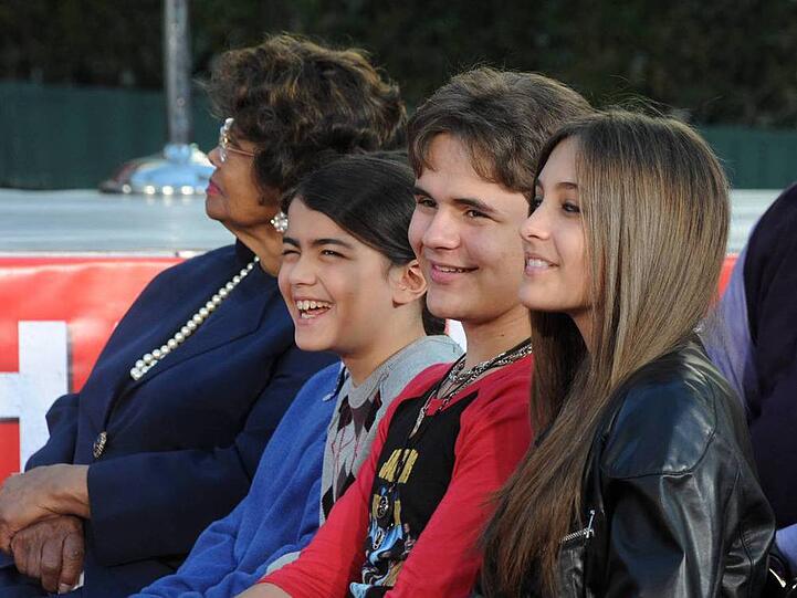 Katherine Jackson mit ihren Enkeln Blanket, Prince Michael und Paris (v.l.n.r.)