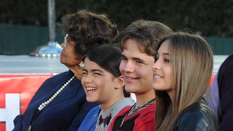 Katherine Jackson mit ihren Enkeln Blanket, Prince Michael und Paris (v.l.n.r.) Katherine Jackson mit ihren Enkeln Blanket, Prince Michael und Paris (v.l.n.r.)