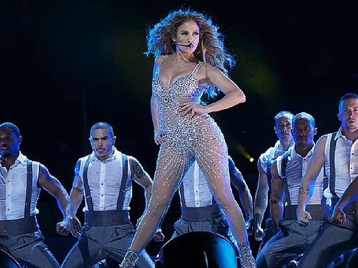 Die Mutter der rundlichen Gesäßform: Jennifer Lopez (45, "A.K.A.")! Noch vor wenigen Jahren war Oberweite das Maß aller Dinge im Showbusiness. Mit der Latino-Sängerin setzte allerdings in den 90er-Jahren ein Umdenken in Hollywood ein. Drall und Prall ging es bei ihr nicht am Oberkörper zu, sondern südlich des Steißbeines. Bis heute setzt Lopez auf betont enge Klamotten, die ihren Po perfekt in Szene setzen - und das trotz ihrer bereits 45 Lenze. Ihre Fans lieben sie dafür.