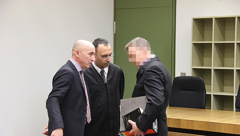 Der Angeklagte im Gespräch mit Anwalt und Dolmetscher (l.). Der Angeklagte im Gespräch mit Anwalt und Dolmetscher (l.).