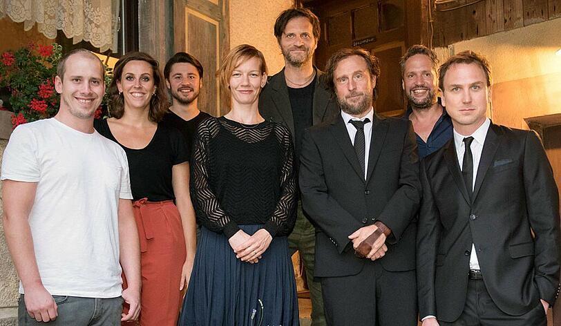 Beim "25 KM/H"-Drehstart am 1. August in Baden-Württemberg waren anwesend, von links: die Produzenten Tobias Herrmann, Eva van Leeuwen und Jan Gallasch, Schauspielerin Sandra Hüller, Regisseur und Produzent Markus Goller, Hauptdarsteller Bjarne Mädel, Drehbuchautor und Produzent Oliver Ziegenbalg sowie Hauptdarsteller Lars Eidinger.