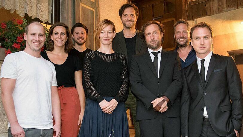 Beim "25 KM/H"-Drehstart am 1. August in Baden-Württemberg waren anwesend, von links: die Produzenten Tobias Herrmann, Eva van Leeuwen und Jan Gallasch, Schauspielerin Sandra Hüller, Regisseur und Produzent Markus Goller, Hauptdarsteller Bjarne Mädel, Drehbuchautor und Produzent Oliver Ziegenbalg sowie Hauptdarsteller Lars Eidinger.