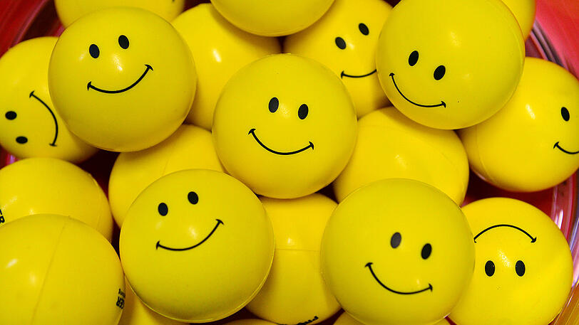 So glücklich wie diese Smileys sehen nicht alle Menschen aus - aber auch Pessimisten können Optimismus erlernen!