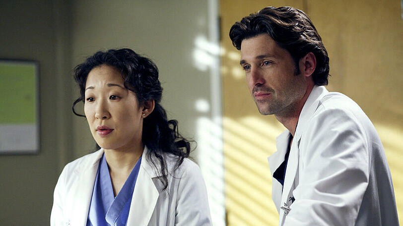 Sandra Oh alias Dr. Yang und Patrick Dempsey alias Dr. Shepherd 2005 zusammen in der TV-Serie "Grey's Anatomy".