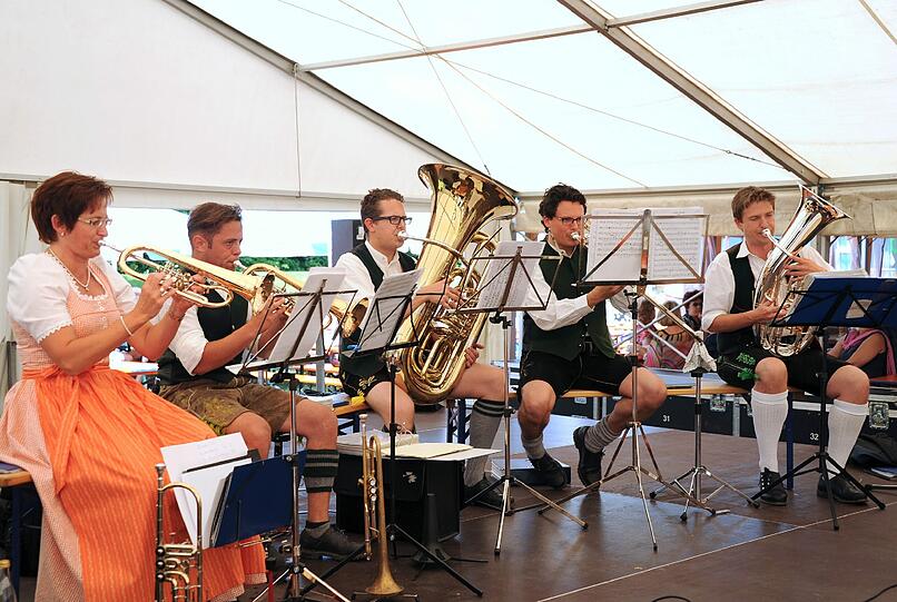 Senioren-Modenschau beim Jubiläumsfest in Berg am Laim.
