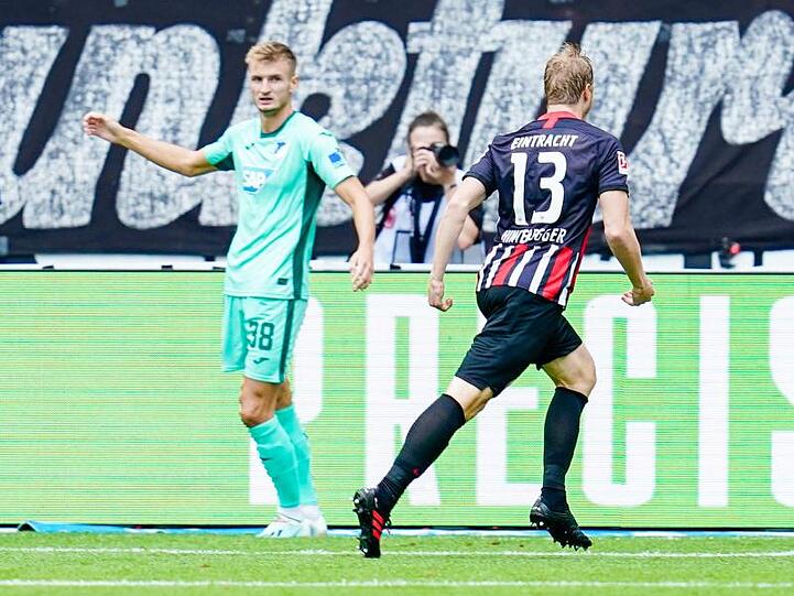 Martin Hinteregger (r) erzielte den zweitschnellsten Treffer der Eintracht-Geschichte.