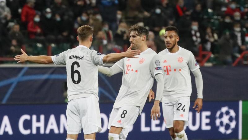 Joshua Kimmich (l) erlöste die Bayern mit seinem Tor in Moskau.