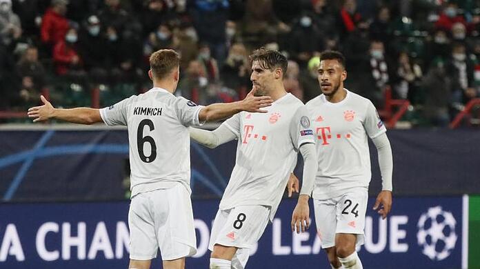 Joshua Kimmich (l) erlöste die Bayern mit seinem Tor in Moskau.